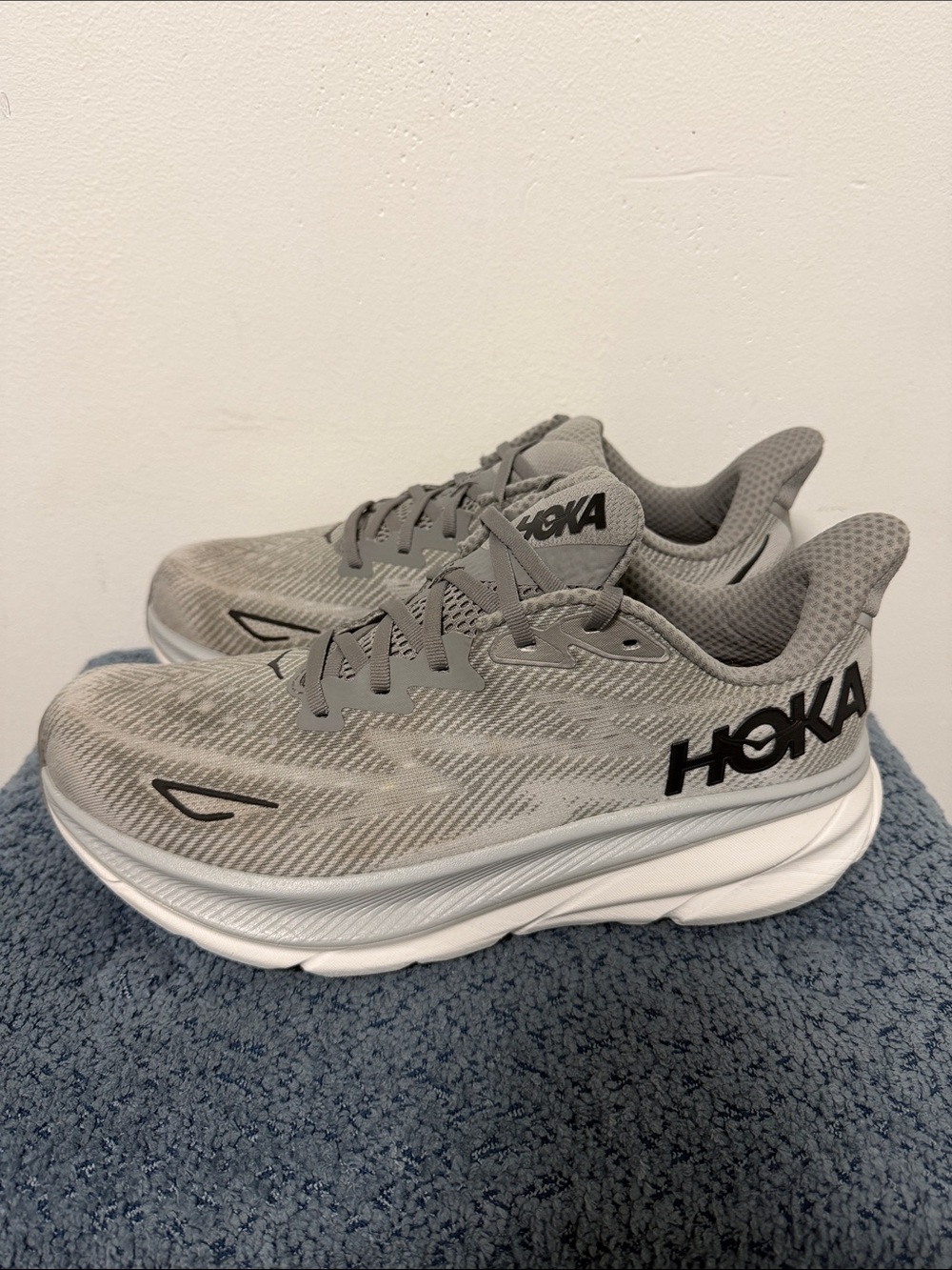 Hoka Men's Clifton 9 Light Gray Athletic Running Shoes size 10 2E